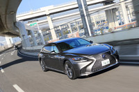 現行型「LS」に用意される運転支援システムは2種類。「LS500h“バージョンL”」には、障害物回避支援操舵機能付きの自動緊急ブレーキや、レーンチェンジアシスト機能付きのアダプティブクルーズコントロールが採用されるなど、より内容の充実した「Lexus Safety System+A」が装備されている。