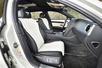 ツートンカラーのレザーシートが印象的なインテリア。ダイヤモンドキルト加工のステッチが入る。