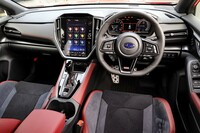 コックピット周辺のインテリアデザインは「レヴォーグ」のものを踏襲している。全車、ステアリングホイールはレッドステッチ入りの本革巻きとなる。