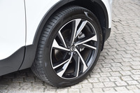 
	20インチのアルミホイールは、「R-DESIGN」限定のオプション。発売記念モデルの「T5 AWD R-DESIGN ファーストエディション」には標準で装着される。
	