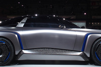 コンポジット素材をむき出しとした厚いサイドシルと太めのBピラーが、力強い骨格やタフなイメージを印象づける。サイドから見るとグラスエリアはなおさらコンパクトで、航空機のキャノピーをイメージさせる。