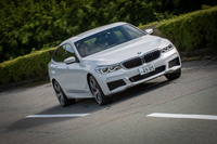 ボディーやサスペンションパーツなどにアルミニウムや高張力鋼を用いることで、「5シリーズ グランツーリスモ」に比べて100kg以上の軽量化を実現したという。