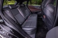 開放感にはやや欠けるが、十分余裕が感じられる後席スペース。背もたれには60：40の分割可倒機構が備わっている。