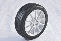 ブリヂストンのスタッドレスタイヤ「ブリザックVRX3」。ドライ路やウエット路でも問題なく走れるオールラウンドな性能の高さに加え、今まで以上に優れた氷上性能とライフ性能を実現している。