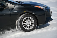 続いて「アイスガードiG60」のコンパウンドと「アイスガード5プラス」のトレッドパターンを組み合わせたタイヤを、通常のアイスガードiG60と比較。特に氷上でのグリップ性能の違いを実感することとなった。