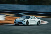 東京モーターショーでお披露目された「アルピーヌA110S」。標準モデルに比べて40PSアップした最高出力292PS、最大トルク320N・mのエンジンと、スプリングレートが強化された足まわりを持つ一台に、日本でいち早く試乗。公道からサーキットまで駆け回った印象をお伝えします。（photo：田村孝介）