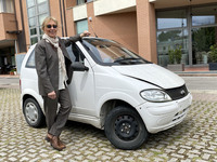 レラ・チェーザリ=チャンポーリ先生とマイクロカー「リジェX-Too」。全長×全幅×全高は2880×1440×1540mm。新車当時の価格は1万1850ユーロだった。