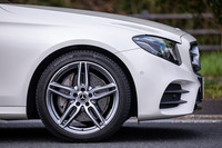 試乗車には19インチサイズの「AMG 5ツインスポーク」ホイールと、前245/40R19、後ろ275/35R19サイズの「ミシュラン・プライマシー3 ZP」タイヤが装着されていた。