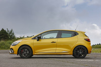 ハードにセッティングされた足まわりをもつ「ルーテシアR.S.」。ルノーによれば、最もハードな「トロフィー」は“子どもが乗ると泣く”レベル、「シャシースポール」については“子どもが乗ってもギリギリ我慢できる”レベルだという。