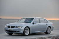 BMWは長年にわたり水素を燃料とする車両の研究・開発を行ってきた。写真は2006年に発表された「BMWハイドロジェン7」。水素でもガソリンでも作動させることができるデュアルモードのV12エンジンが搭載された。