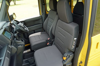 「N-VAN ＋STYLE FUN・Honda SENSING」のフロントシート。運転席にはサイドサポートのしっかりとしたシートを搭載するが、可倒機構を内蔵する助手席は極めてシンプルなつくりで、座面も硬い。