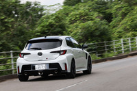 取り付けボルトの形状変更やリバウンドスプリングの追加採用に加えて、加速時のリアの沈み込みを低減するトレーリングアームの取り付け位置変更などを行いシャシーを強化。目地段差などでは多少の硬さを感じさせるものの、上屋はフラットに安定するようになった。そのシャシーの進化は印象的だった。