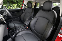 オプションの「クラシックトリム」と「レザーパッケージ」が選択された試乗車の内装。同トリムには、ピアノブラックのインテリアサーフェスやスポーツシート、アンビエントライトなどのアイテムが含まれている。