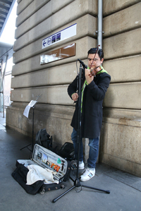 ビル・アケム駅構内で演奏していたバイオリニスト。