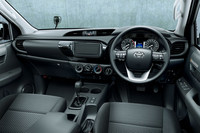 「X」のインストゥルメントパネルまわり。メーターの仕様が「Z」と共通となっている。