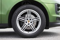 試乗車のホイールは、19インチの「マカンデザインホイール」（オプション）。標準のサイズは18インチとなっている。