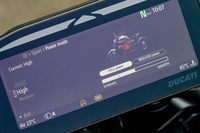 ライディングモードは「スポーツ」「ツーリング」「アーバン」「ウエット」の4種類で、エンジンパワーやトラクションコントロール、ABSなどの制御を個別に設定可能。ウイリーコントロールやパワーローンチなどの機能も、標準で採用されている。