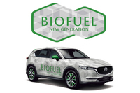 新しいバイオ燃料の研究は日本でも盛んに進められている。本文で紹介した藻類バイオ燃料のほかにも、例えばユーグレナは、ミドリムシや廃食油を主原料としたバイオ燃料の実用化を推進。2019年夏に国内初のバイオジェット・ディーゼル燃料製造実証プラントを開設した。自動車メーカーの中でも、いすゞやマツダが同社の取り組みに協力している。