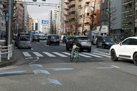 ところどころに路上駐車の車両があるとはいえ、自転車が中央寄りのレーンをクルマと混走するのは危険だ。路上では、イヤホンをしながらの運転（2026年4月からは青切符の対象となる）も多く見受けられる。