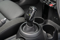 高性能モデル「ジョンクーパーワークス」を除くガソリン車全モデルのトランスミッションが、7段のデュアルクラッチ式ATに変更された。シフトセレクターも専用デザインとなる。