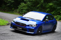 サスペンションは前後のダンパー、コイルスプリングのいずれもが専用設計となっており、特にフロントには、KYBの倒立式モノチューブダンパーが用いられている。