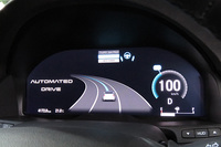 自動運転システムが作動している状態でのデジタルメーターの表示。ドライバーは、これらのモニター表示と音声を通じて、システムの作動状態を認識する。