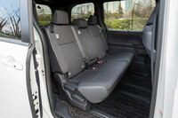 2列目にはセパレート式のキャプテンシートと3人乗りのベンチシート（写真）を用意。ただし後者は、高価格帯のグレードやハイブリッドの4WD車では選択できない。（写真：向後一宏）