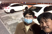 夜の辰巳PAでアメリカから来た26歳のカーガイに出会った。ロサンゼルス在住の青年（写真左）で、愛車は子供のころからの憧れだったという初代「マツダMX-5ミアータ」。走り屋のバイブル的漫画『頭文字D』の聖地巡礼のため、ひとりで日本を訪れたのだそう。