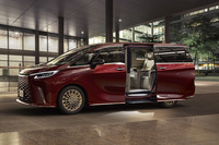 「レクサスLM」のボディーサイズは全長×全幅×全高＝5125×1890×1955mm。ベースとなった「アルファード」よりもひとまわり大きい。最高出力275PS、最大トルク460N・mの2.4リッター直4ターボエンジンにモーターを組み合わせたハイブリッドシステムを搭載。そのシステム最高出力は371PSを誇る。