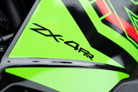 2023年6月に発表、同年7月に発売された「カワサキ・ニンジャZX-4R」シリーズ。現状、日本仕様にはスタンダードモデルにあたる「ZX-4R SE」と、今回試乗した「ZX-4RR KRTエディション」、そして2024年がニンジャシリーズの誕生40周年にあたることを記念した「ZX4-RR 40thアニバーサリーエディション」がラインナップされる。