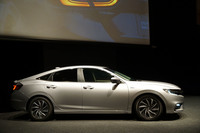 5ドアハッチバックだった先代とは打って変わって、新型は独立したトランクルームを備えたセダンとなる。ホンダによれば「シビック」と「アコード」の中間に位置するモデルだという。