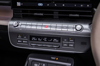 ダッシュボードの中央に、オーディオの操作スイッチとエアコンのコントローラーを配置。多くの人が直感的に使えるように、あえてスイッチ式を採用しているという。