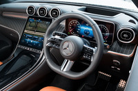 スポークが2分割式でパンチングレザーが巻かれたAMGスポーツステアリングを標準装備。ハンズオフを検出する静電容量式センサーを内蔵するためリムが太い。