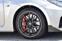 BBS製の軽量鍛造アルミホイール。タイヤはミシュランの「パイロットスポーツ4S」が組み合わされていた。