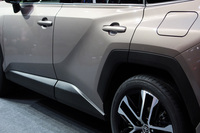 こちらは発表会の展示車両の写真。　
	渕野「屋内の照明の下で見ただけなんで何とも言えませんけど、実車はそこまでクドくなかったですよ」