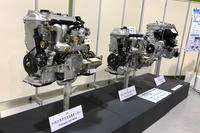 トランスアクスルユニットの展示。エンジンとモーターのパワーを走行状態に応じて適切に配分する役割を持つ。