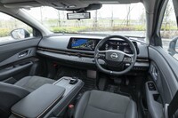 12.3インチの大型スクリーンが2枚そびえるダッシュボード。空調ユニットをボンネット下に収めることで広々としたキャビンを実現している。