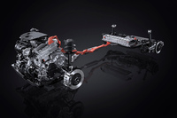 「NX350h」のパワートレインは、2.5リッター直4自然吸気エンジンとハイブリッドシステム「THS II」の組み合わせ。駆動方式はFFと4WDから選択可能で、後者には前後輪の駆動力を100：0から20：80の間で制御するリアモーター方式の4WD「E-Four」が採用される。