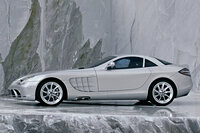 「SLRマクラーレン」といえば、この超ロングノーズ・ショートデッキのプロポーションだが……。