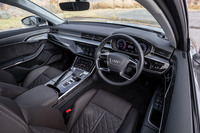 機械式スイッチを極力排した、モダンなデザインのコックピット。日本仕様車は右ハンドルが基本だが、差額なしで左ハンドルも選べる。