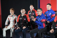 トークショーにて談笑する、トヨタとスバルの開発メンバー。