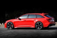 ボディーの全長は4995mmにも達する。伸びやかなワゴンボディーが美しい。