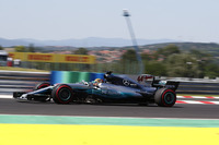 トップを走るフェラーリ2台に切り込んでいったハミルトン（写真）だったが、抜きにくいコースであるハンガロリンクではその任務は至難の業だった。そのまま3位で終わればベッテルとのポイント差を11点にとどめることができたが、約束通り、ポジションを譲ってくれたボッタスに3位の座を返し4位でフィニッシュ。ポイント差は14点になった。（Photo=Mercedes）