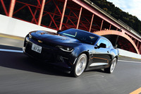 高い動力性能も新型「カマロ」の見どころのひとつ。上級モデルの「SS」にはローンチコントロールシステムも搭載されており、0-100km/h加速は4秒フラットという加速力を備えている。