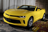 2017年の終わりに発売される予定の6代目「シボレー・カマロ」。比較的リーズナブルな、2リッター直4ターボモデルもラインナップされる。