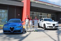 今回のテーマであるFCAのカッシーノ工場にて。写真の2台は同施設で生産されるアルファ・ロメオのサルーン「ジュリア」（写真左）とSUV「ステルヴィオ」（右）。中央におさまる3人は、工場専属のテストドライバーだ。