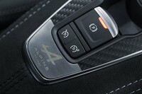 F1マシン由来のカーボンパーツを使用　限定車「アルピーヌA110 Sエンストン」受注開始の画像