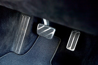 従来セットオプションに組み込まれていたアルミ製のペダル＆フットレストが標準装備化されている。