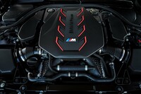 4.4リッターV8ツインターボエンジンは、単体で最高出力585PSを発生。システムトータルでは同727PSに達する。
