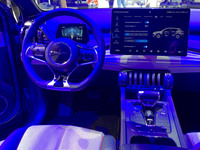 「BYD ATTO3」。センターコンソールの空調吹き出し口形状との相乗効果で、ATセレクターレバーが航空機のスロットルレバーに見えるのは筆者だけではないはず。